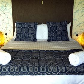 Puter og pledd i mønster Knot Garden Indigo