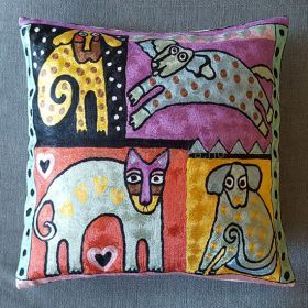 Pyntepute Katt med tre hunder