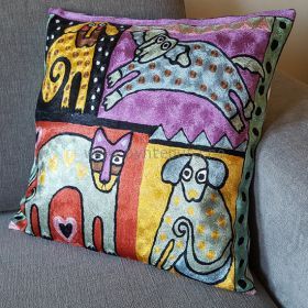 Pyntepute Katt med tre hunder