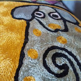 Pyntepute Katt med tre hunder